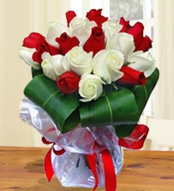 Bunch of 10 Stems Of Red Roses & 10 Stems Of White Roses with nice wrapping (as Image). Simple Beauty 20